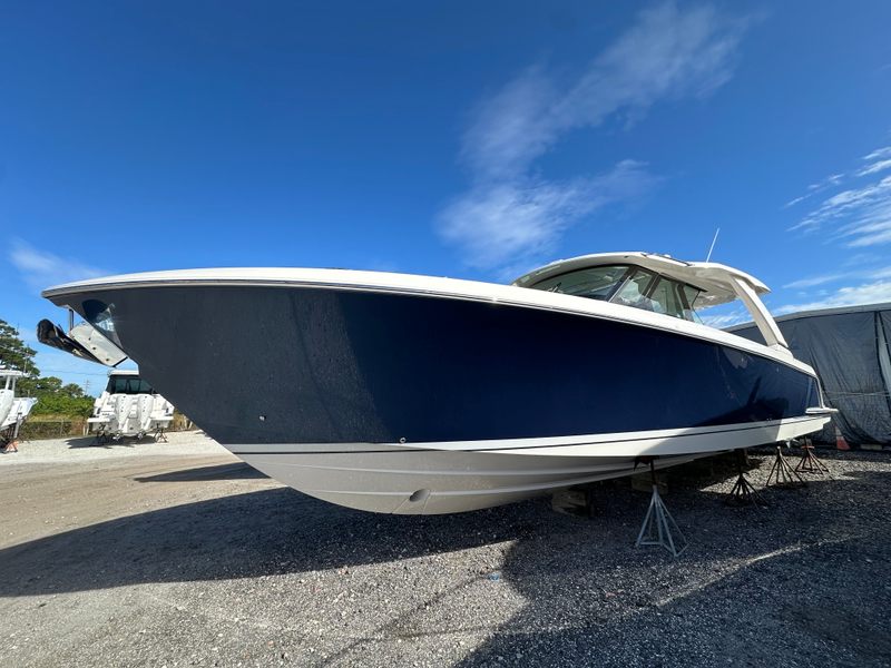 2025 Tiara Yachts 48 LS