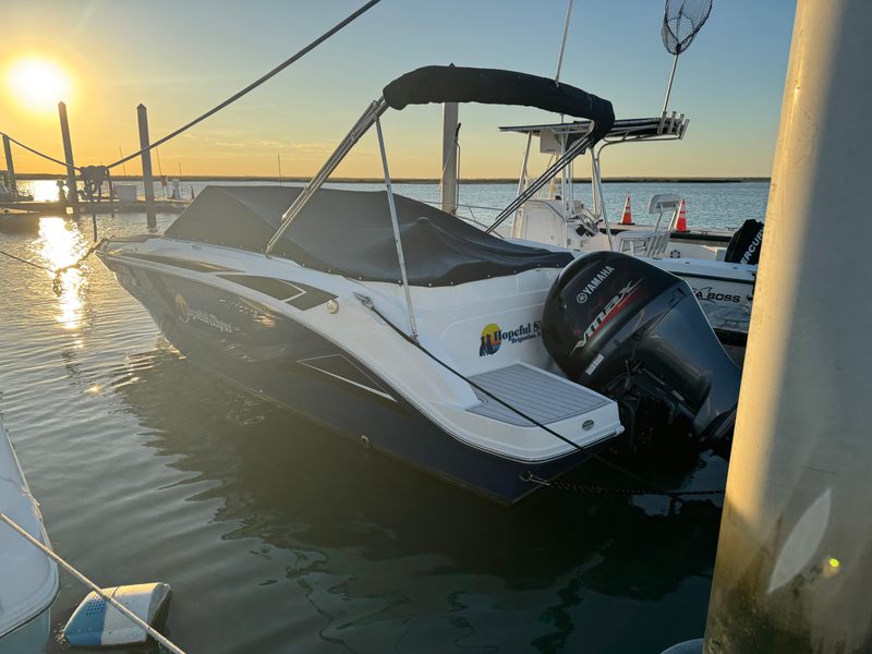 2022 Hurricane Sundeck 235 OB