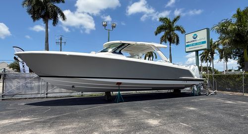 2025 Tiara Yachts 43 LS