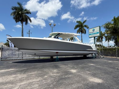 2025 Tiara Yachts 43 LS
