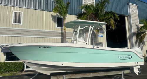 2021 Robalo 242 CC