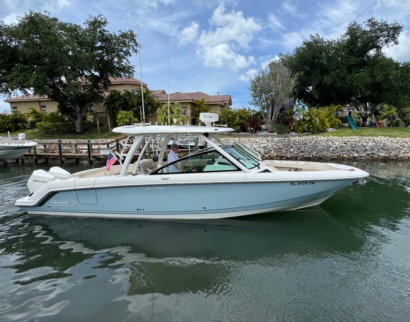 2022 Boston Whaler 320 Vantage